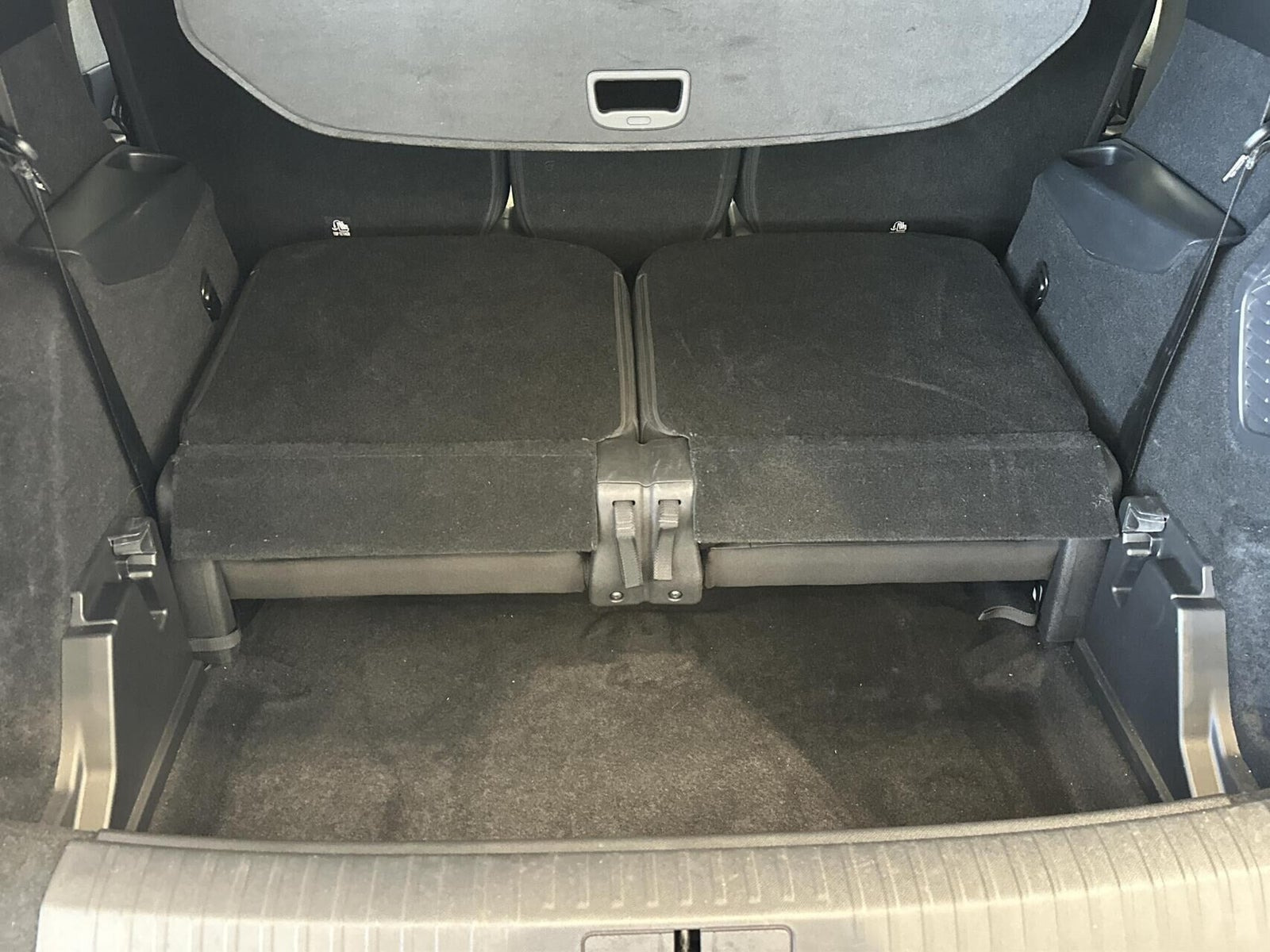 Blå Peugeot e-5008 fra 2025