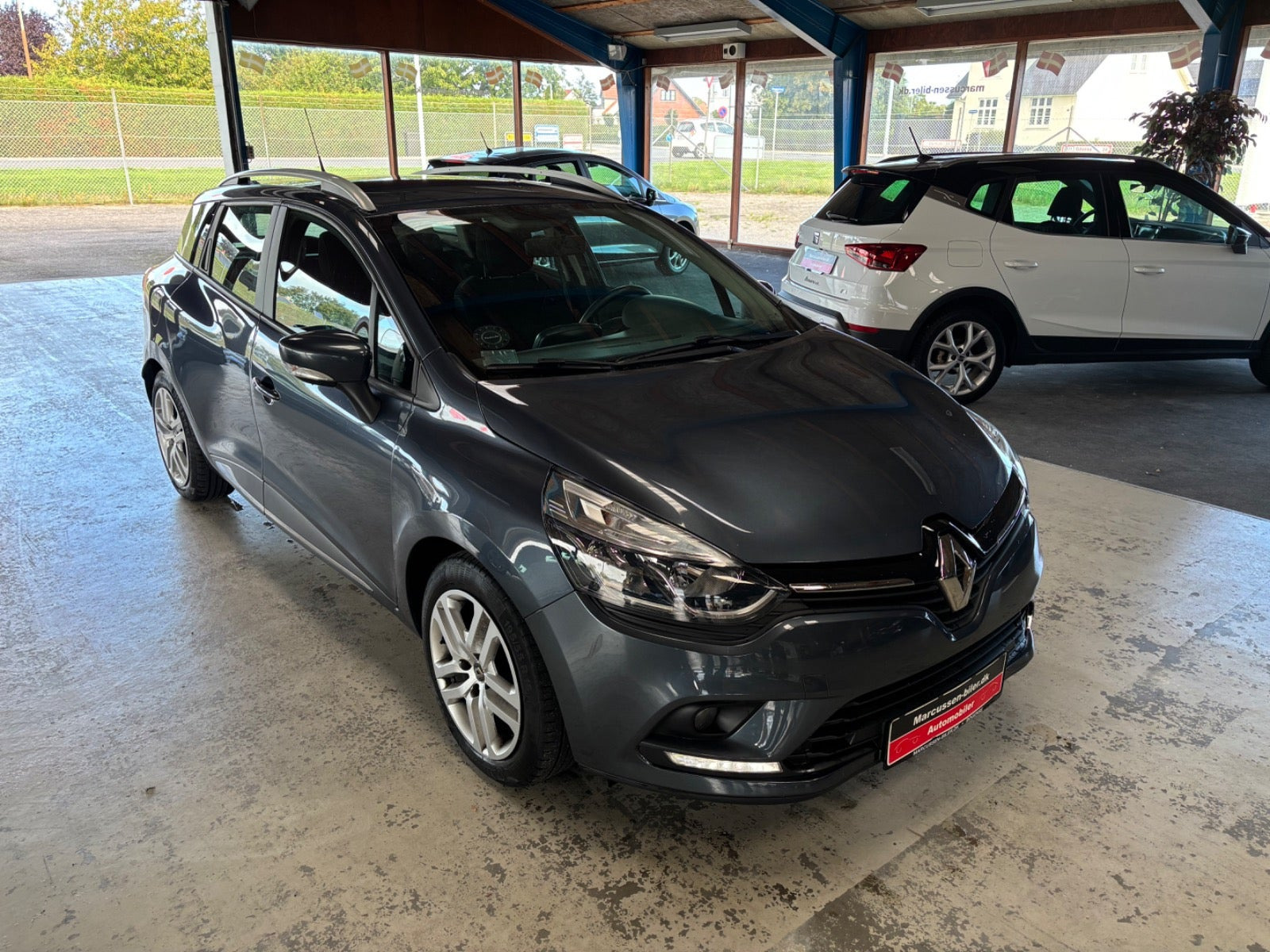 Grå Renault Clio IV fra 2019