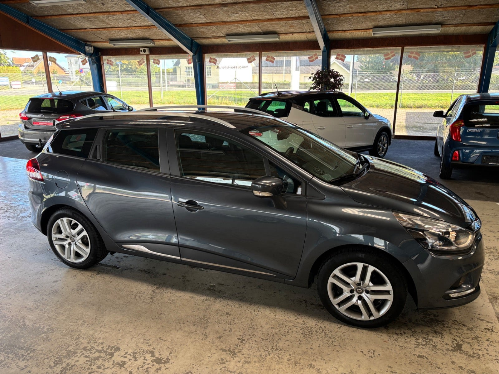 Grå Renault Clio IV fra 2019