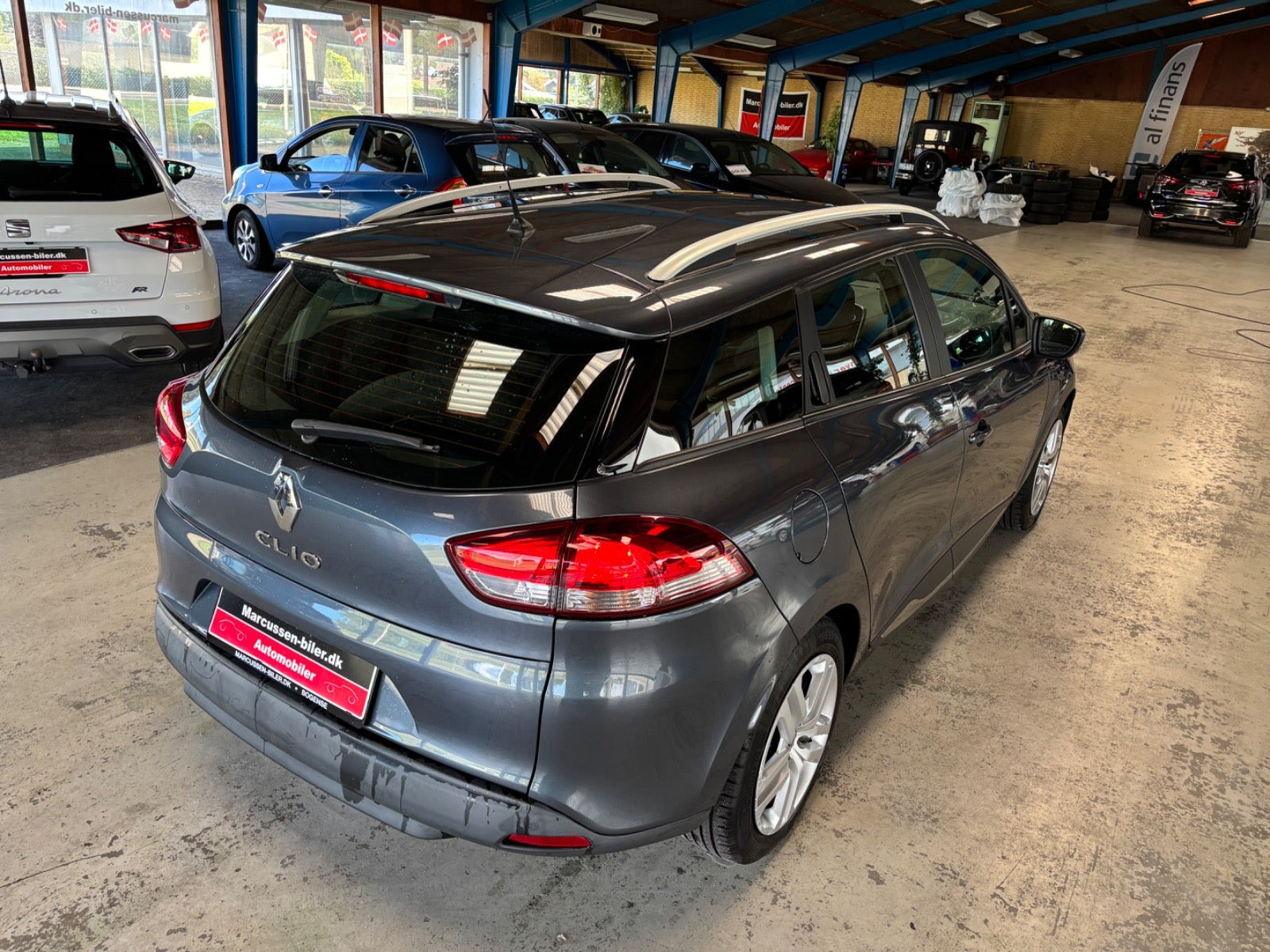 Grå Renault Clio IV fra 2019