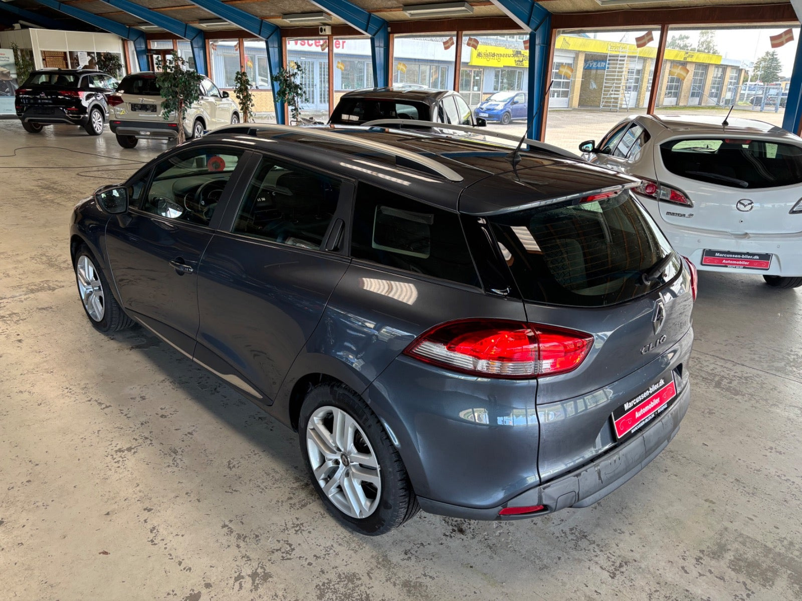 Grå Renault Clio IV fra 2019