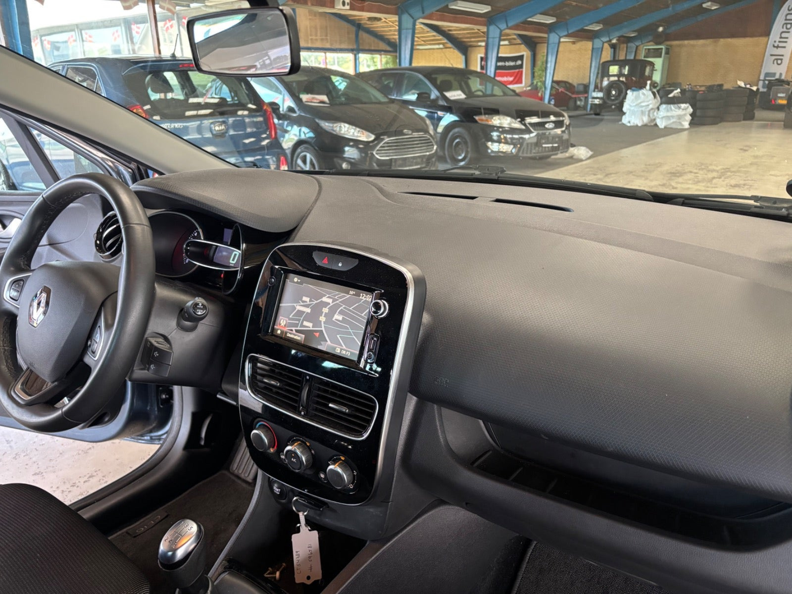 Grå Renault Clio IV fra 2019