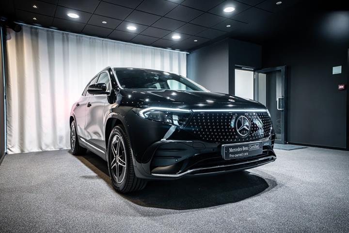 Sort Mercedes EQA350 fra 2025 set udefra
