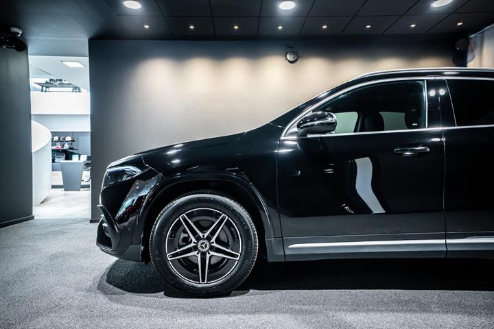 Sort Mercedes EQA350 fra 2025