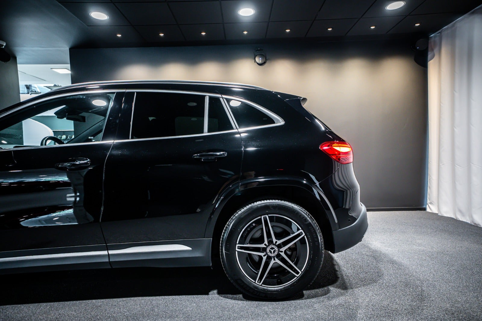 Sort Mercedes EQA350 fra 2025