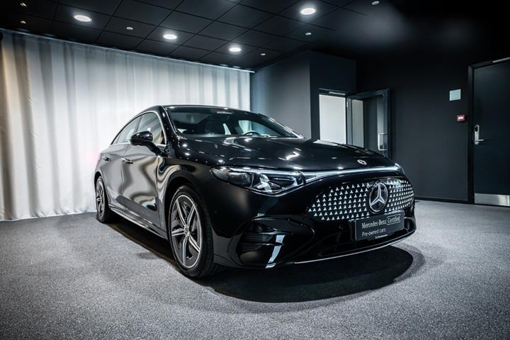 Sort Mercedes CLA250+ fra 2025 set udefra
