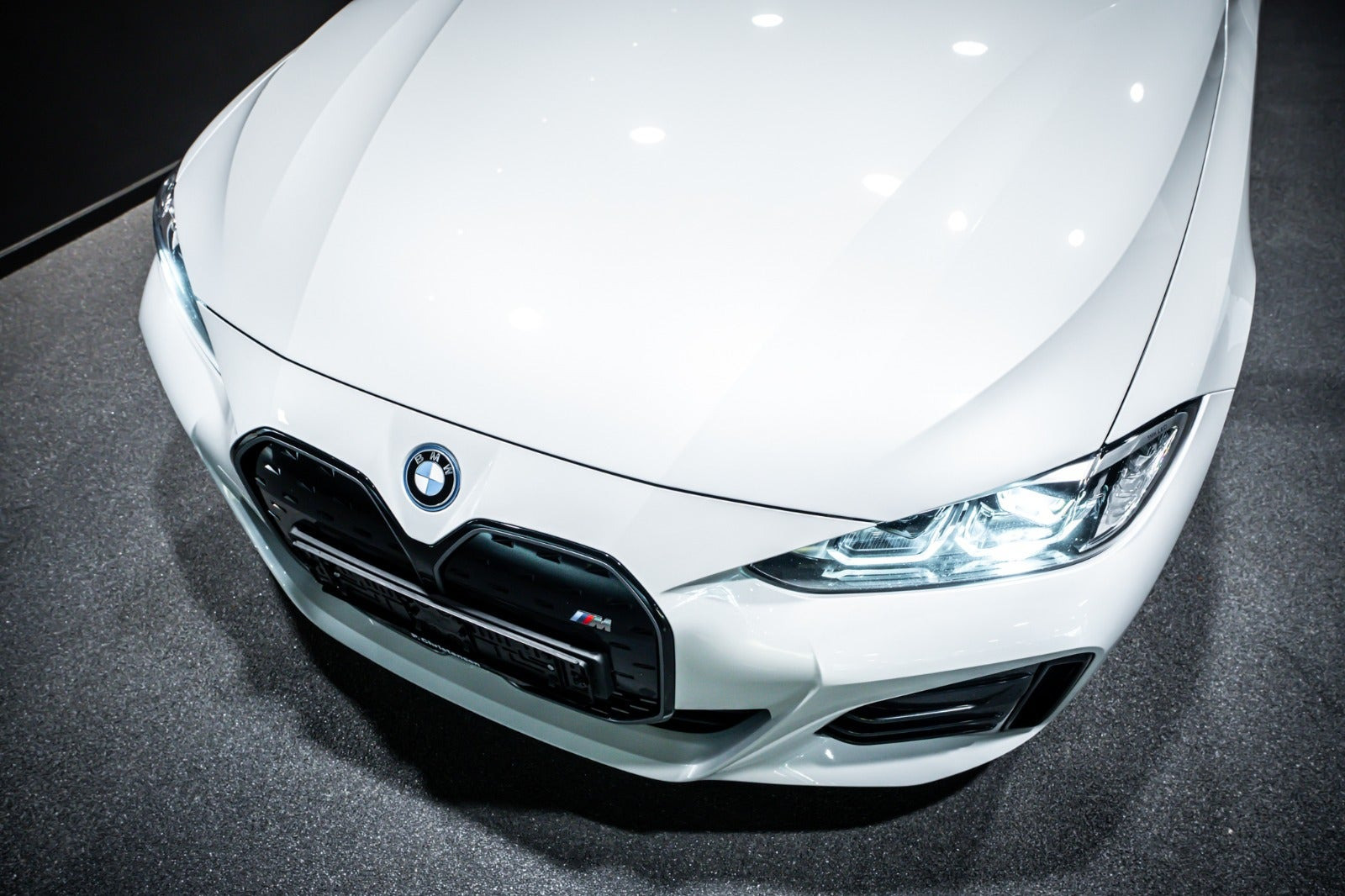 Hvid BMW i4 fra 2022