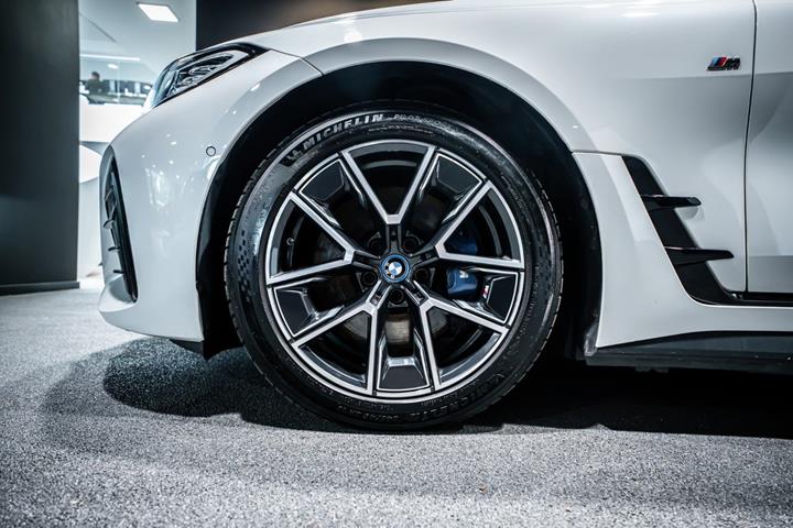 Hvid BMW i4 fra 2022
