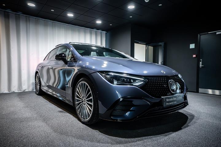 Blå Mercedes EQE350+ fra 2026 set udefra