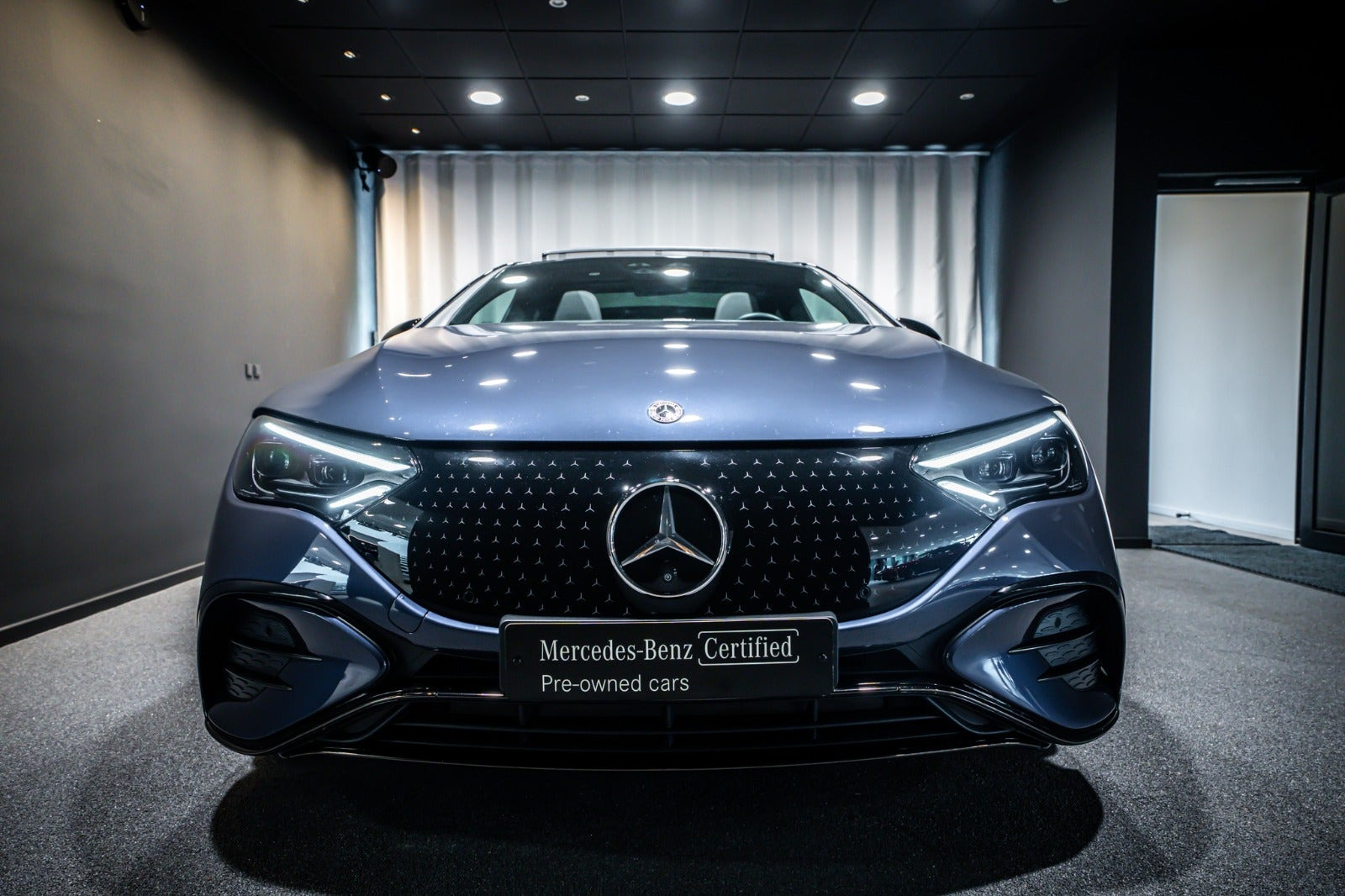 Blå Mercedes EQE350+ fra 2026