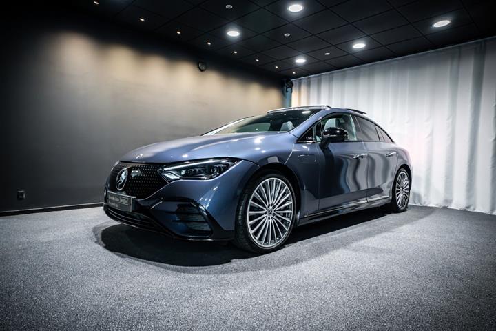 Blå Mercedes EQE350+ fra 2026
