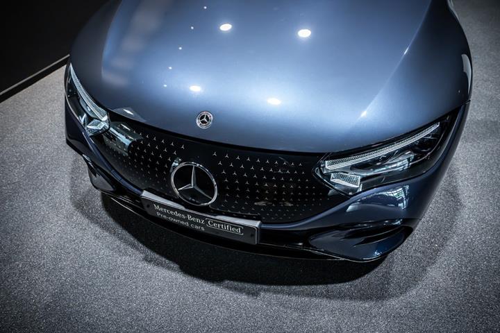 Blå Mercedes EQE350+ fra 2026