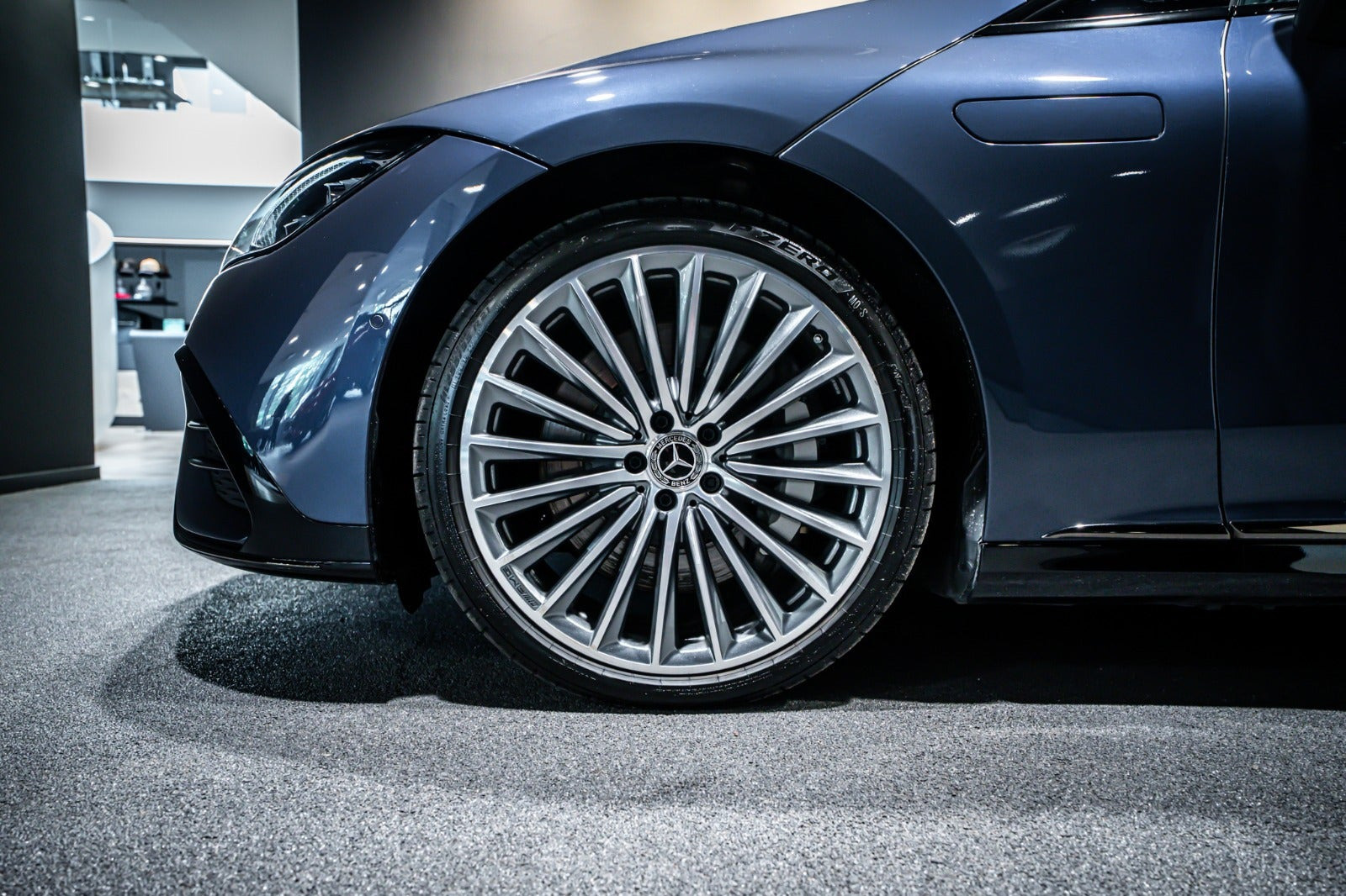Blå Mercedes EQE350+ fra 2026