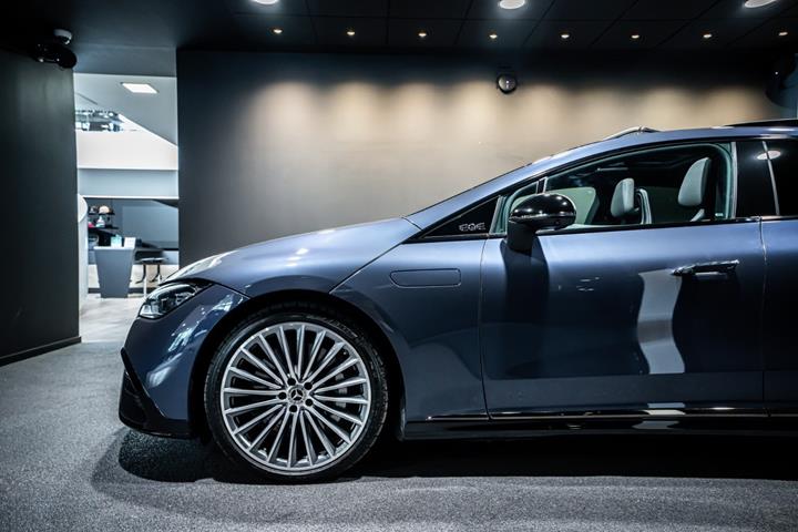 Blå Mercedes EQE350+ fra 2026