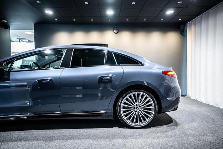 Blå Mercedes EQE350+ fra 2026