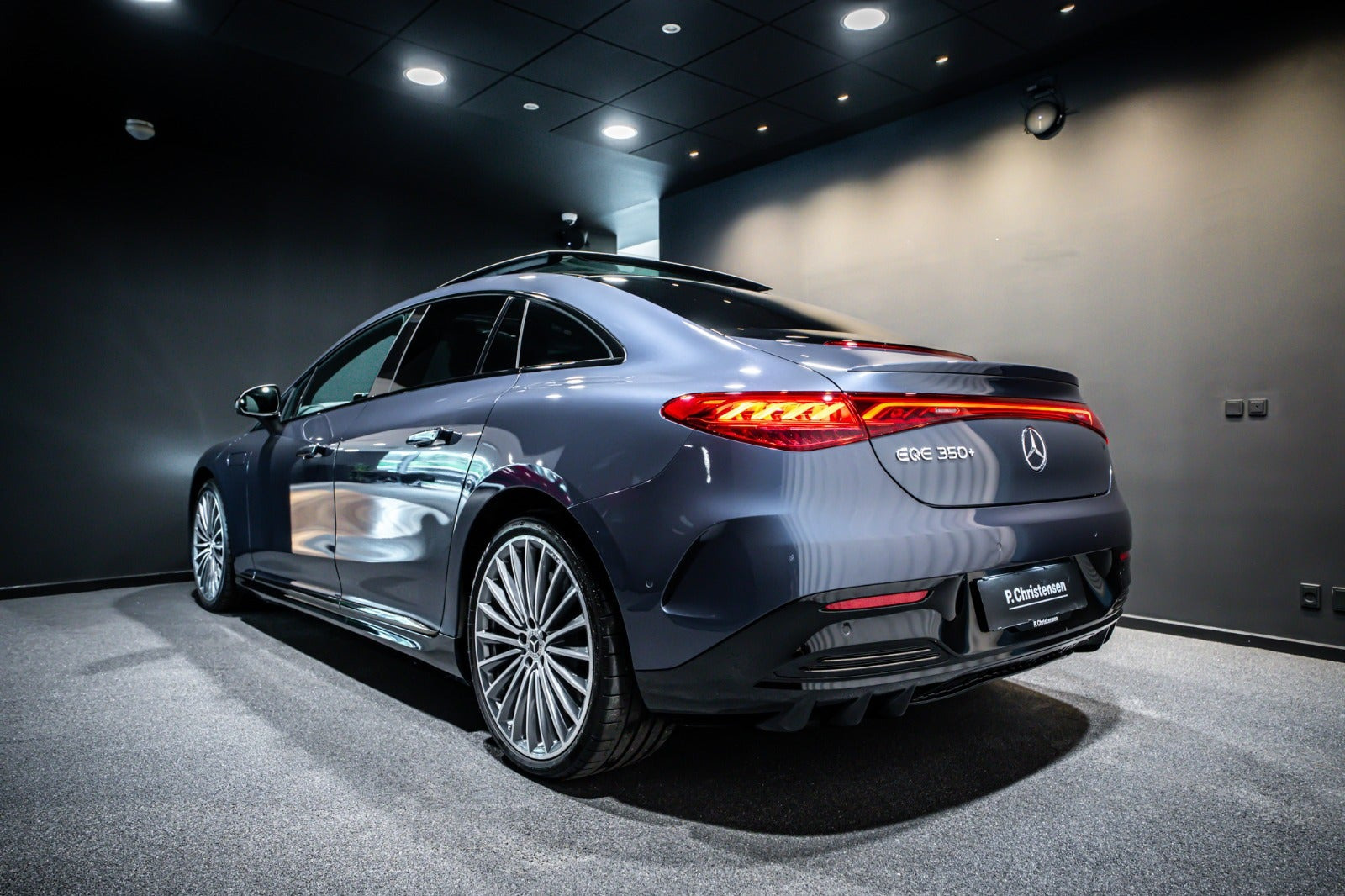 Blå Mercedes EQE350+ fra 2026