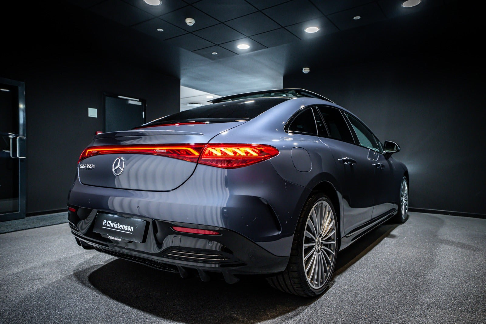 Blå Mercedes EQE350+ fra 2026