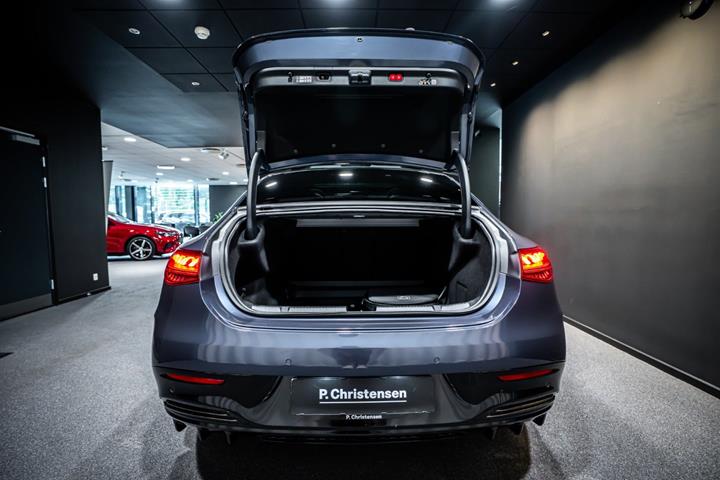 Blå Mercedes EQE350+ fra 2026