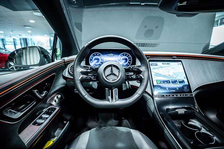 Blå Mercedes EQE350+ fra 2026