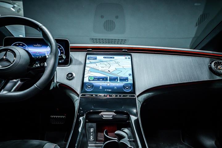 Blå Mercedes EQE350+ fra 2026