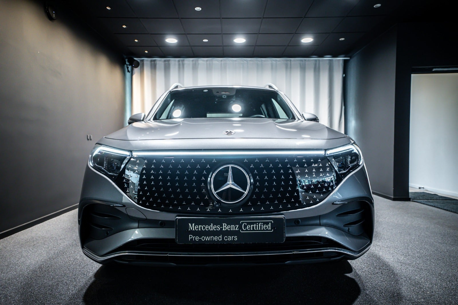 Grå Mercedes EQB250+ fra 2026