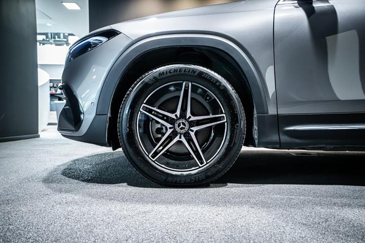 Grå Mercedes EQB250+ fra 2026
