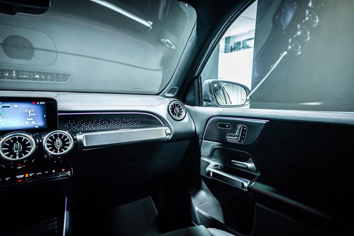 Grå Mercedes EQB250+ fra 2026