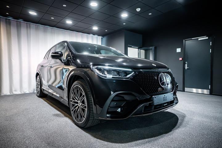 Sort Mercedes EQE350 SUV fra 2026 set udefra