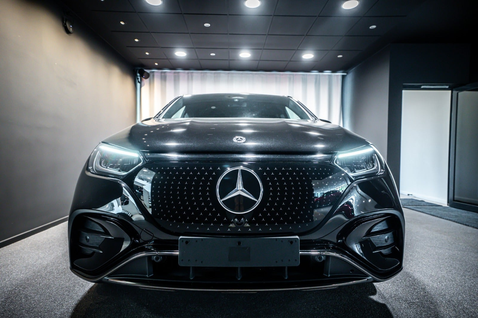 Sort Mercedes EQE350 SUV fra 2026