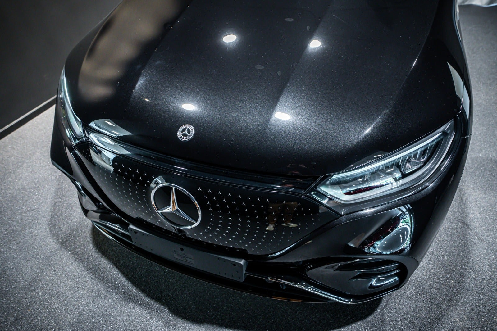 Sort Mercedes EQE350 SUV fra 2026