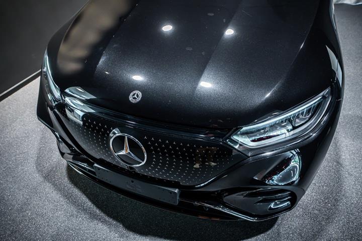 Sort Mercedes EQE350 SUV fra 2026