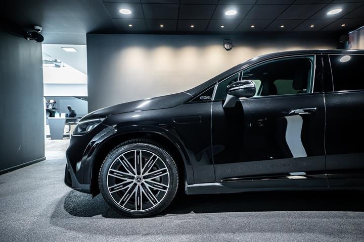 Sort Mercedes EQE350 SUV fra 2026