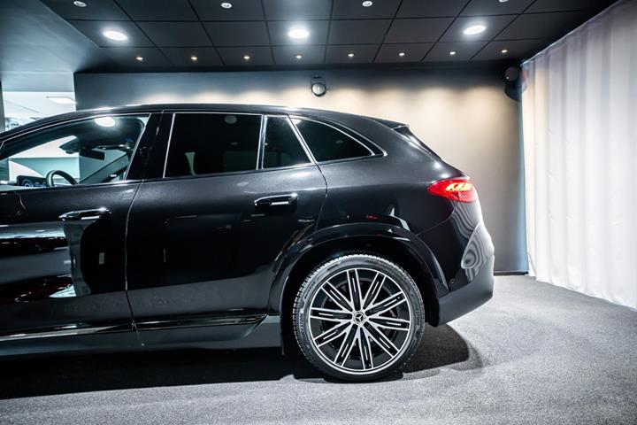 Sort Mercedes EQE350 SUV fra 2026