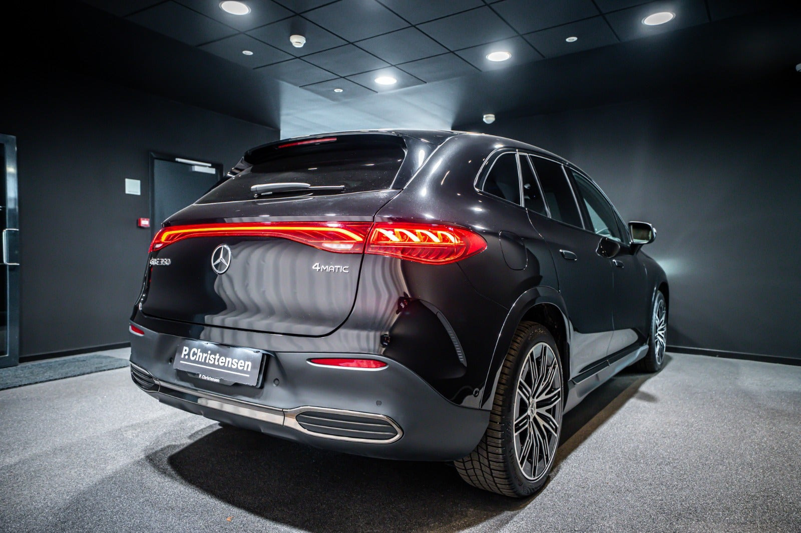 Sort Mercedes EQE350 SUV fra 2026