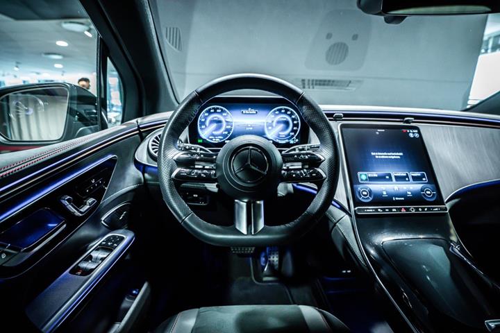 Sort Mercedes EQE350 SUV fra 2026