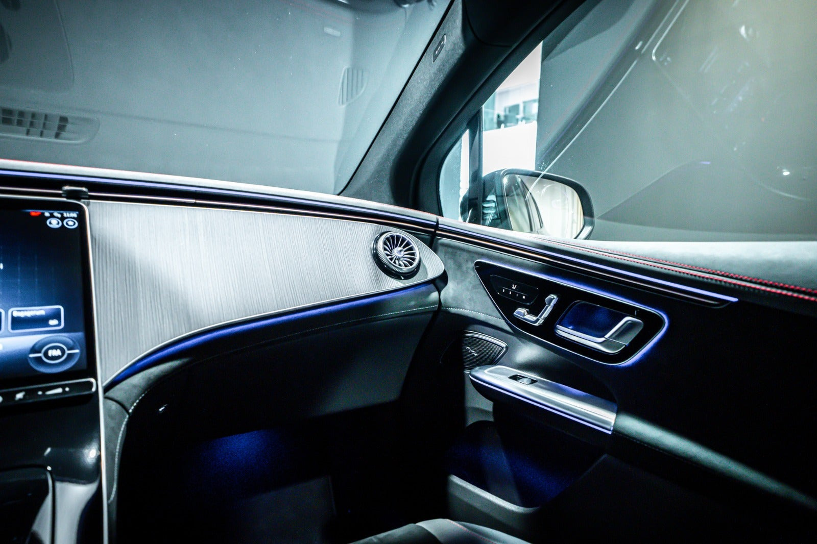 Sort Mercedes EQE350 SUV fra 2026