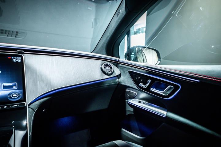 Sort Mercedes EQE350 SUV fra 2026