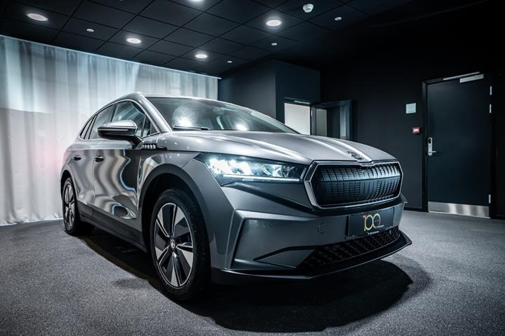 Grå Skoda Enyaq fra 2025 set udefra