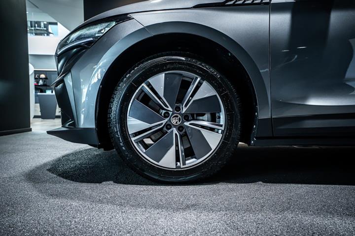 Grå Skoda Enyaq fra 2025