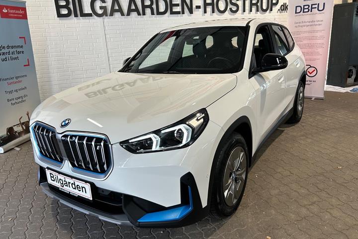 Hvid BMW iX1 fra 2023 set udefra