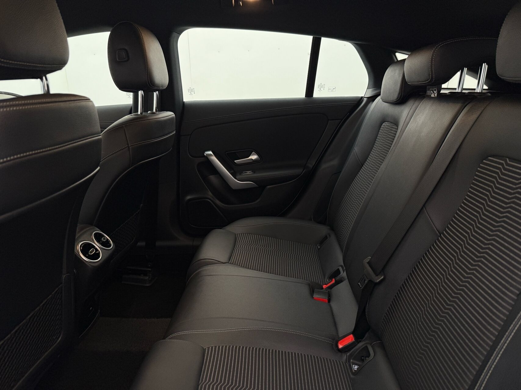 Hvid Mercedes CLA250 e fra 2021
