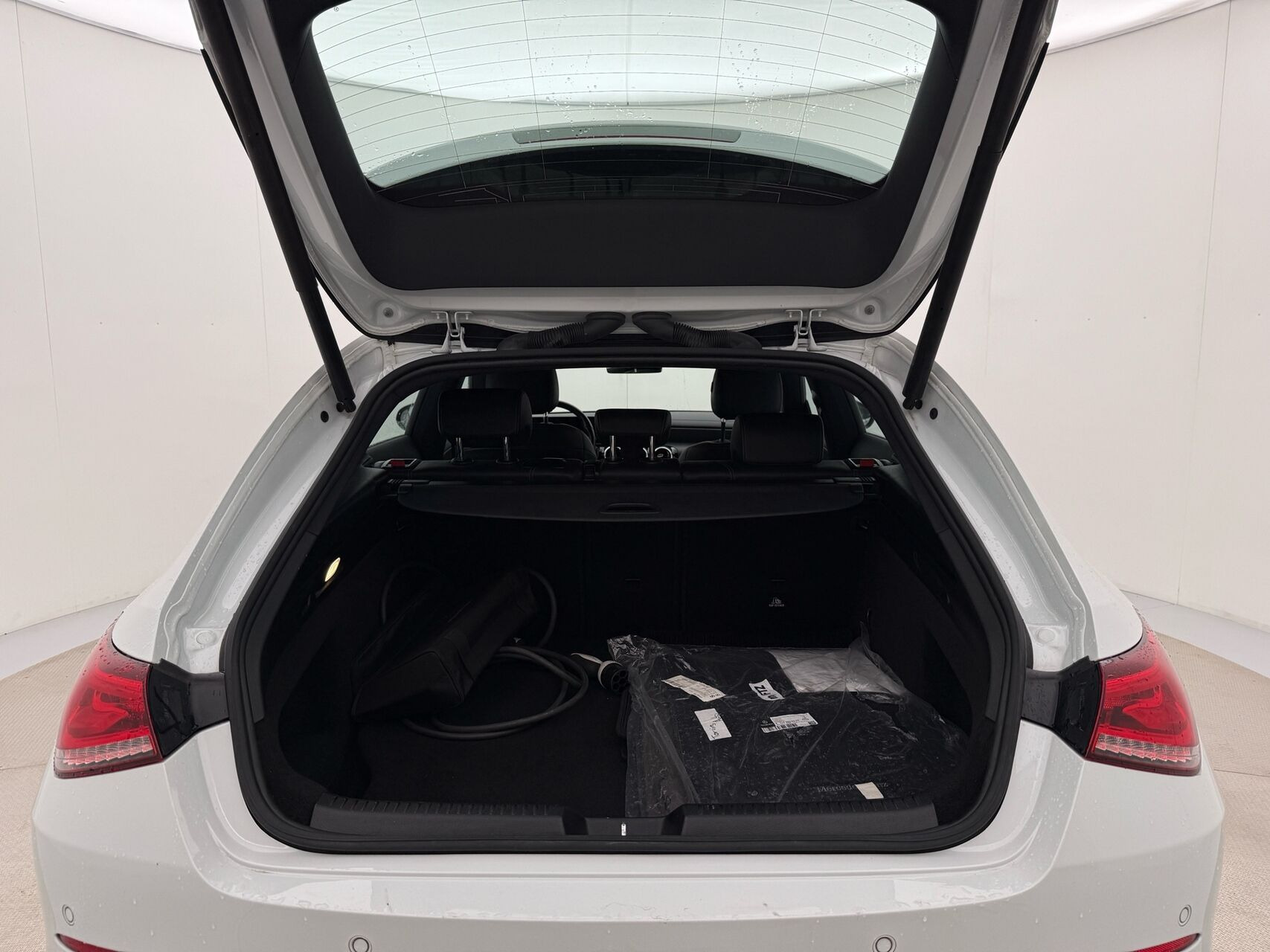 Hvid Mercedes CLA250 e fra 2021