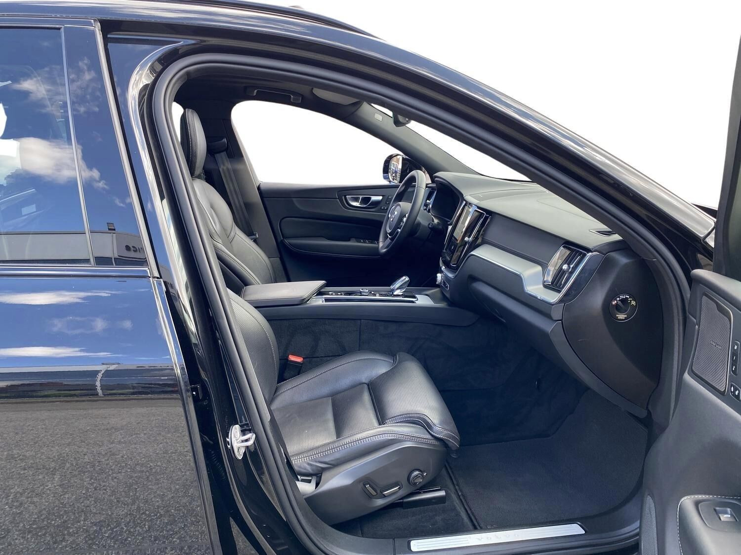 Sort Volvo XC60 fra 2024