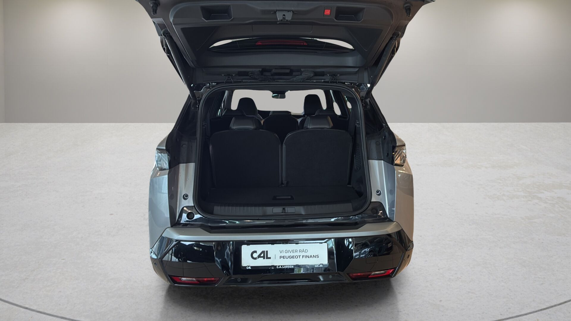 Grå Peugeot e-5008 fra 2025