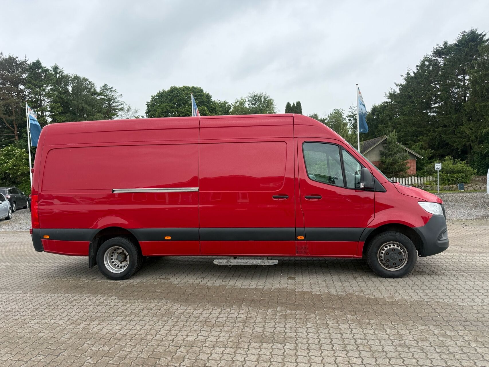 Rød Mercedes Sprinter fra 2019