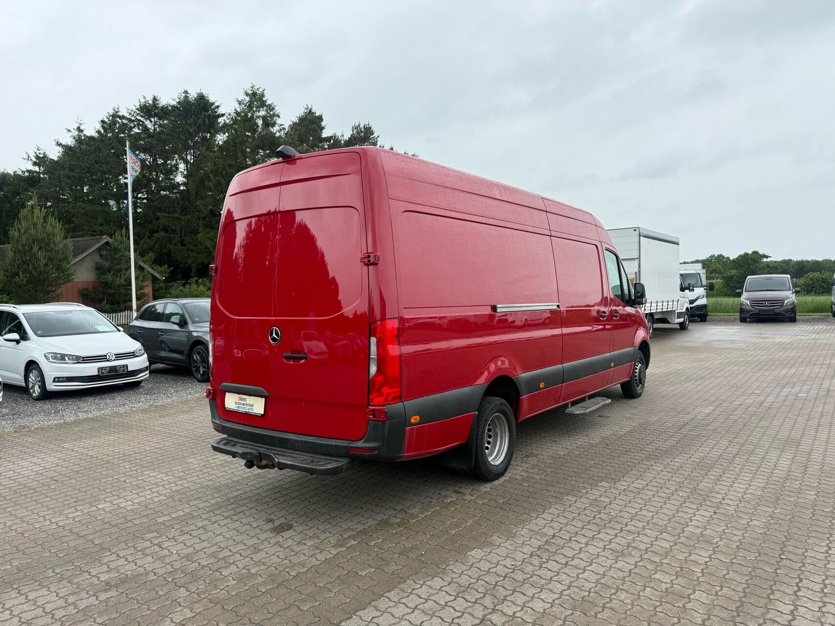 Rød Mercedes Sprinter fra 2019