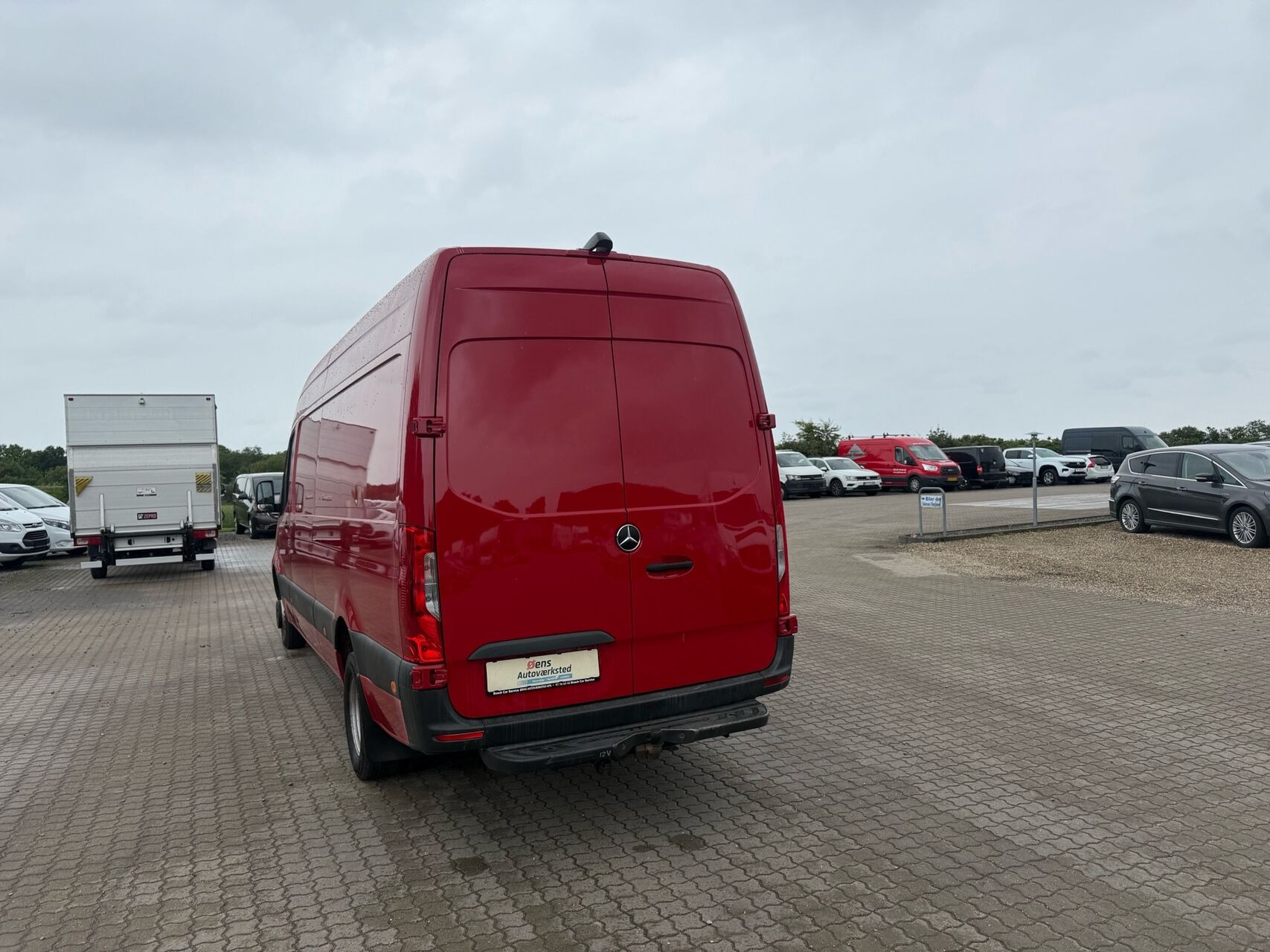Rød Mercedes Sprinter fra 2019