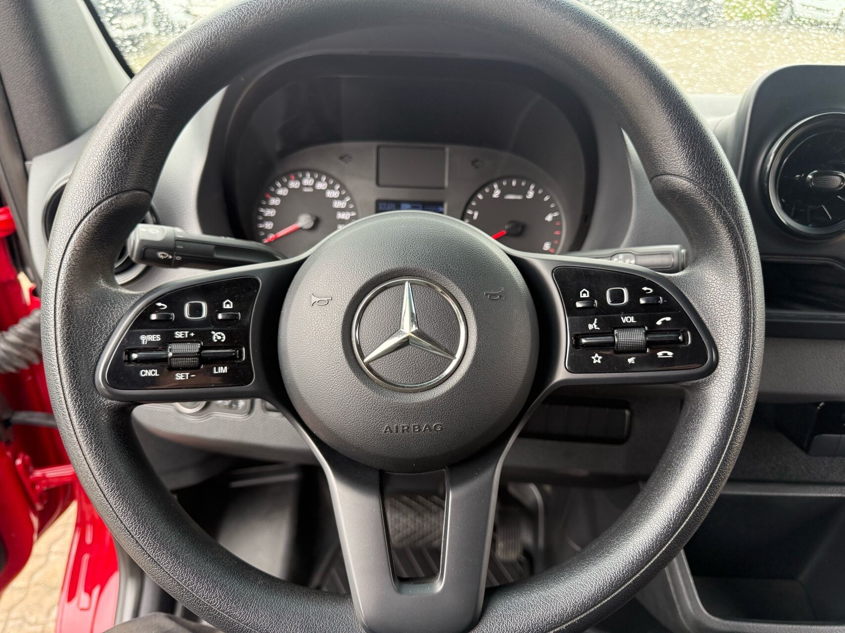 Rød Mercedes Sprinter fra 2019