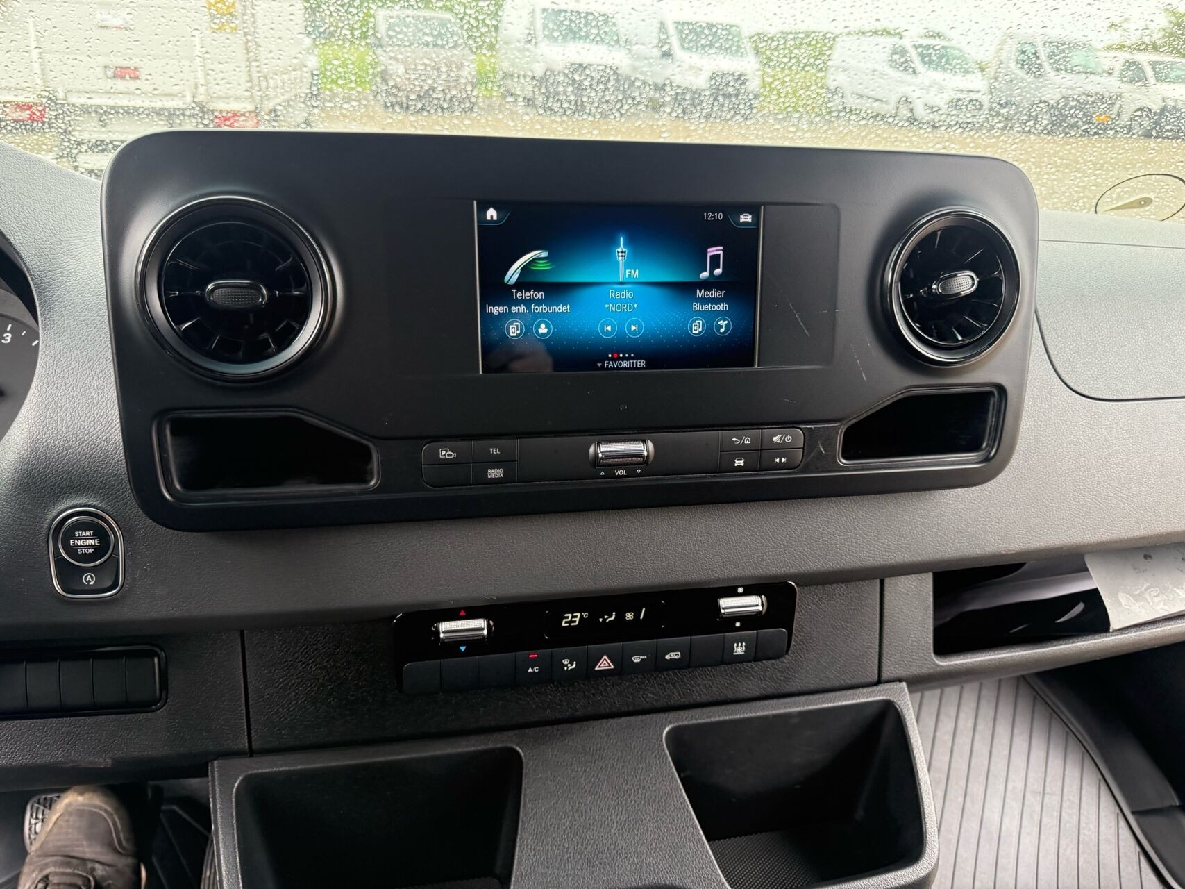 Rød Mercedes Sprinter fra 2019