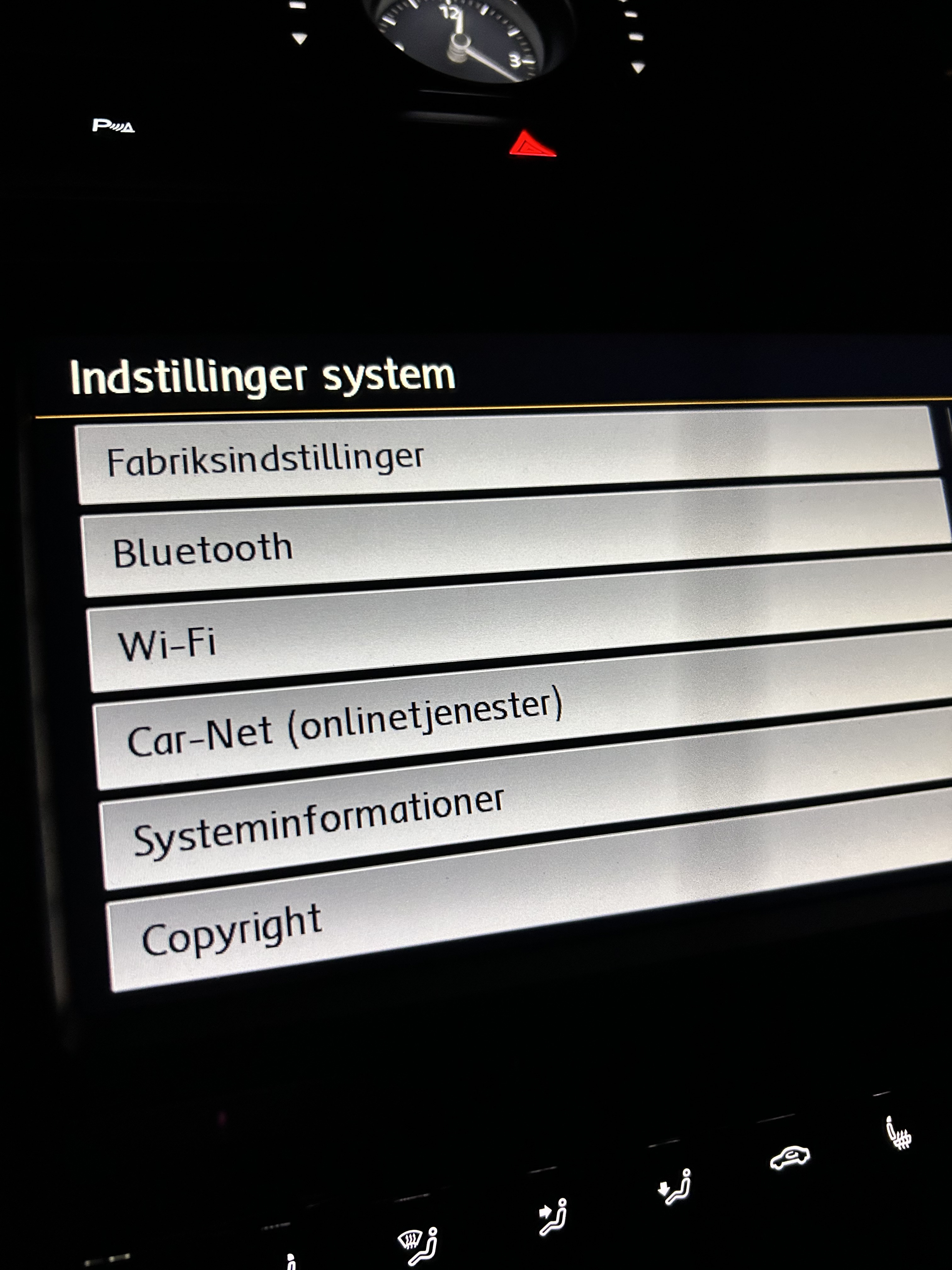 Grå VW Passat fra 2015